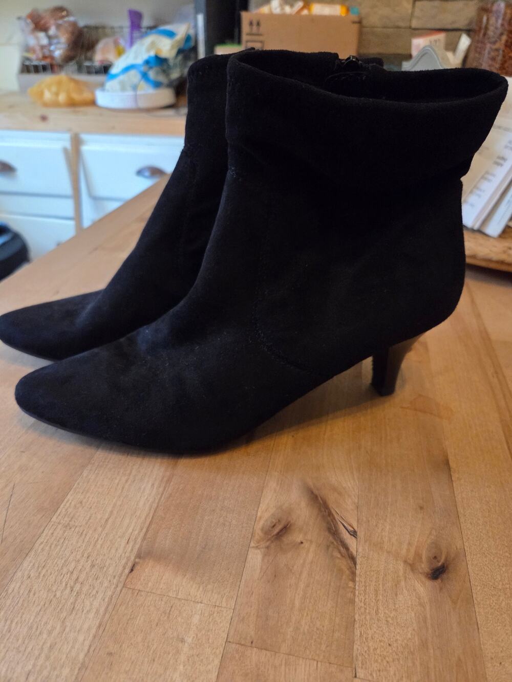 Amelia Grace Nadita Black Suede Ankle Booties Kitten Heel Pointed Toe SZ 6M EUC